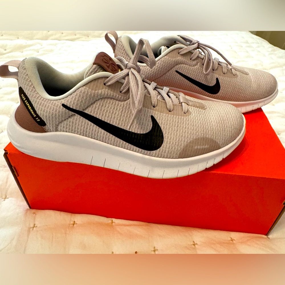 Gently Used Women’s Nike Flex Experience Run, Size 7.5